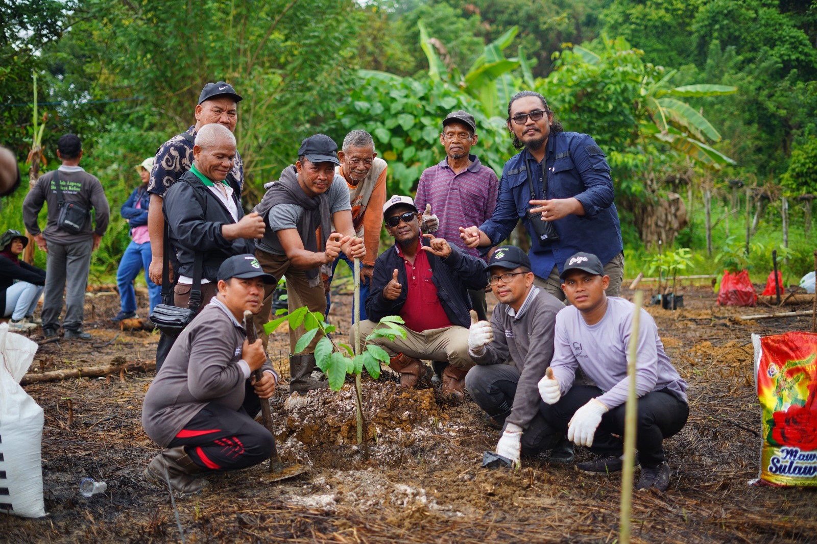 Peserta dan fasilitator berfoto bersama di depan lokasi pelatihan Training of Trainers (ToT) “Pelatihan Peningkatan Produksi Kakao” yang digelar di Kampung Birang, Kabupaten Berau, Sabtu (14/9/2025).